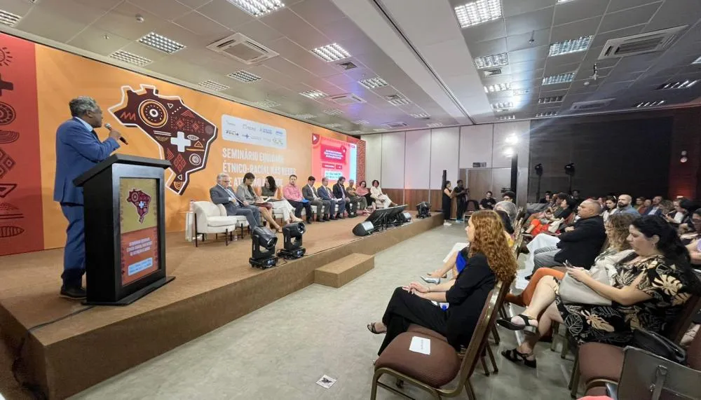Seminário debate estratégias antirracistas no SUS.