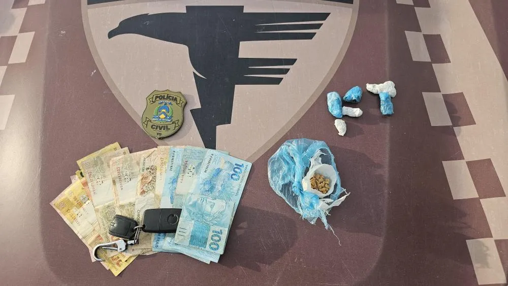 Foram apreendidos 28 porções de substância análoga a crack, seis porções de substância análoga a maconha e R$ 950,00 em espécie