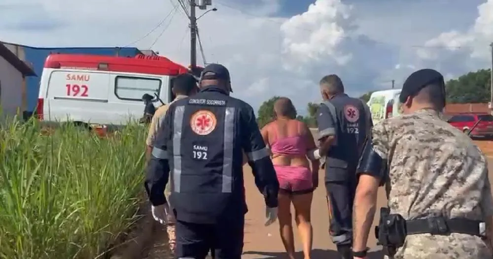 Após ser contida pelos militares da Força Tática, a mulher foi entregue aos cuidados dos profissionais do Samu – Foto: Allessandro Ferreira.