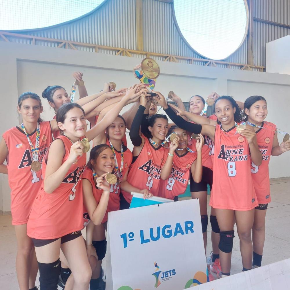 Time Feminino recebendo premiação 