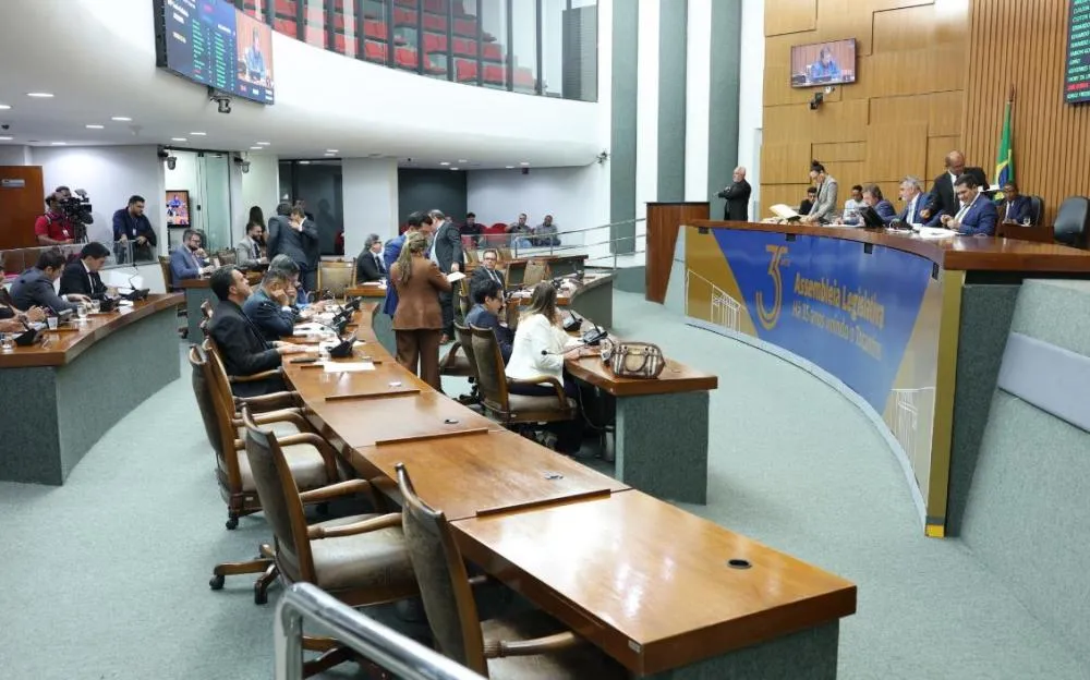 A PEC obteve o voto favorável de 19 deputados.