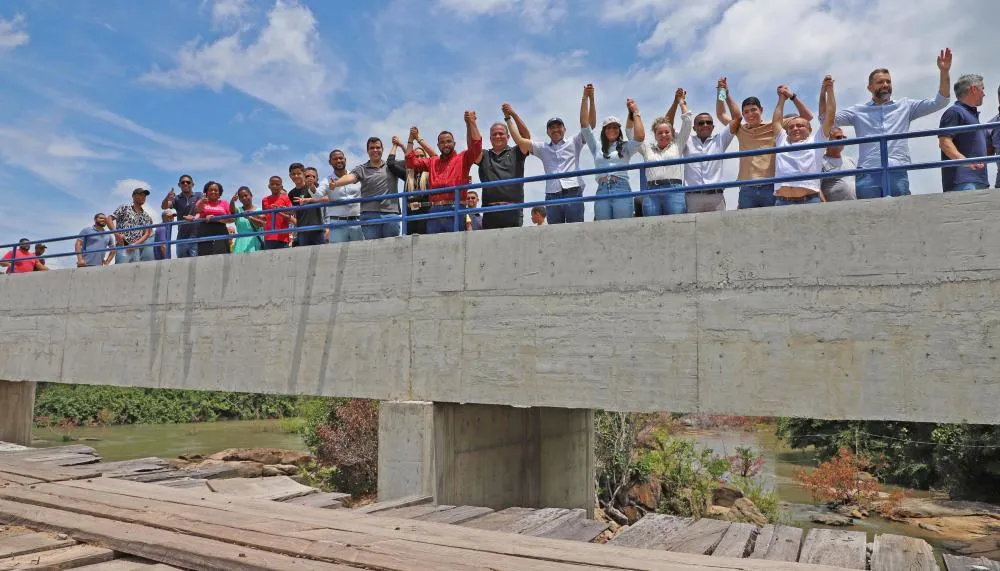  Ao lado do prefeito Fábio da Farmácia e do senador Eduardo Gomes, o Governador celebrou a entrega das pontes sobre o Rio São Domingos e o Riacho Fundo, além de três galerias de concreto.