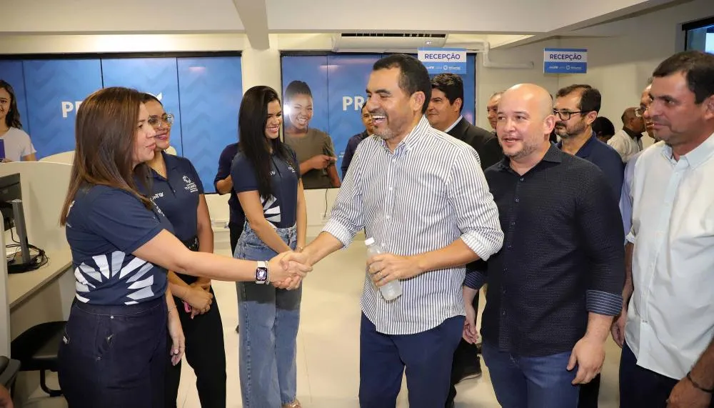 Acompanhado de sua equipe, o governador Wanderlei Barbosa inaugurou a nova unidade do Pronto em Porto Nacional.