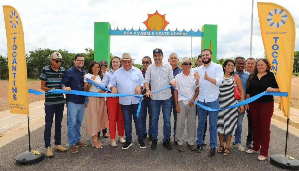 Governador Wanderlei Barbosa, ao lado do prefeito de Rio Sono, Itair Martins; deputados e outras autoridades inaugura o trecho de acesso da cidade à BR-010