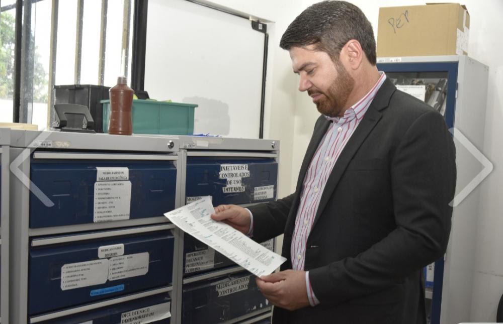 Promotor analisa lista de medicamentos em falta. medicamentos em falta. 