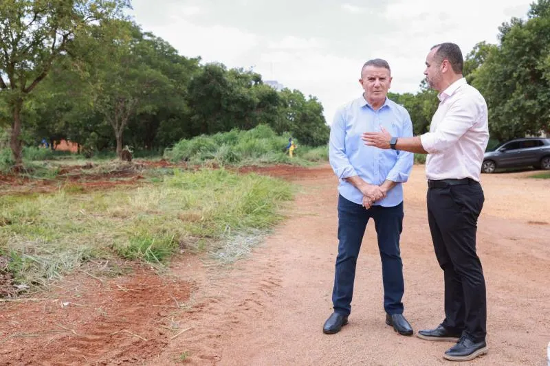 Prefeito Eduardo e o secretário Paulo Cesar acompanham a primeira ação da Operação Palmas Cidade Limpa.
