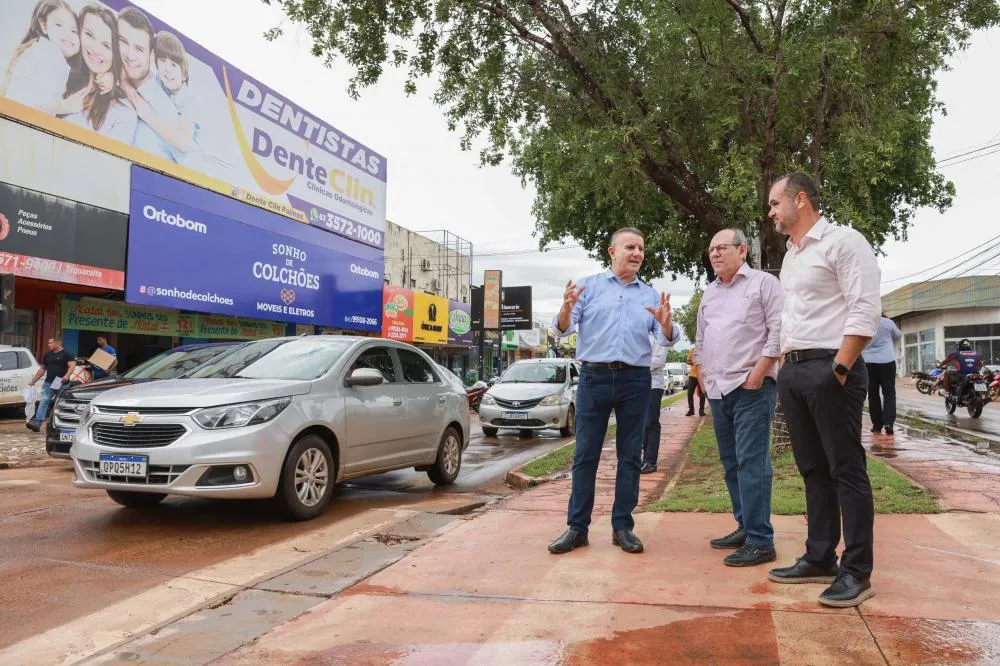 Prefeito Eduardo Siqueira Campos e os secretários municipais de Infraestrutura e Obras Públicas e de Planejamento Urbano, Paulo Cézar Monteiro e Ronaldo Dimas.