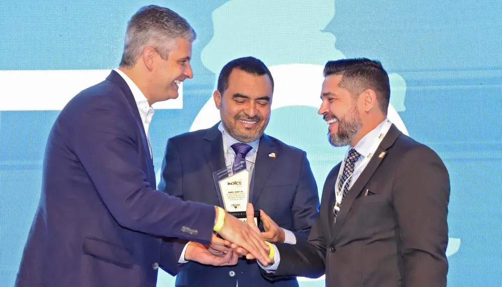 Governador Wanderlei Barbosa e o presidente da ATI, Alírio Félix, recebem o prêmio nacional pelo avanço na oferta de serviços digitais e soluções inovadoras