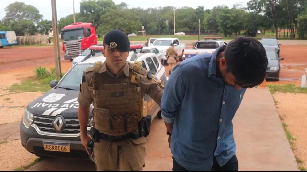 Após ser preso, Durani Memória de Brito Junior foi conduzido para a 1ª Central de Atendimento da Polícia Civil -– Foto: Alessandro Ferreira.