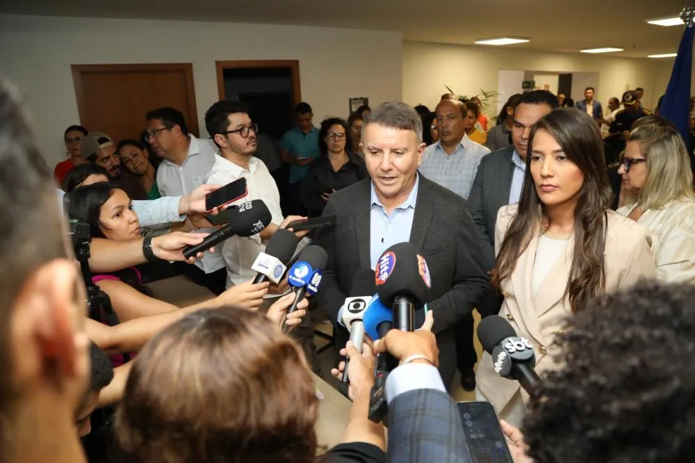 Prefeito Eduardo Siqueira Campos e a secretária Débora Guedes falam sobre providências a respeito do concurso da educação municipal.