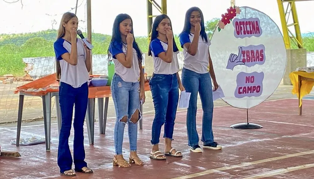 Alunos do projeto Libras no Campo praticam as aprendizagens em Libras.
