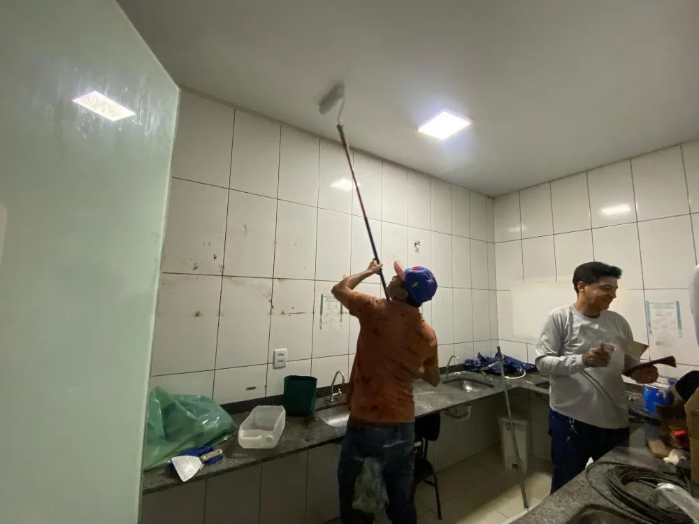Parte do espaço da cozinha começou a receber nova pintura e adequações.