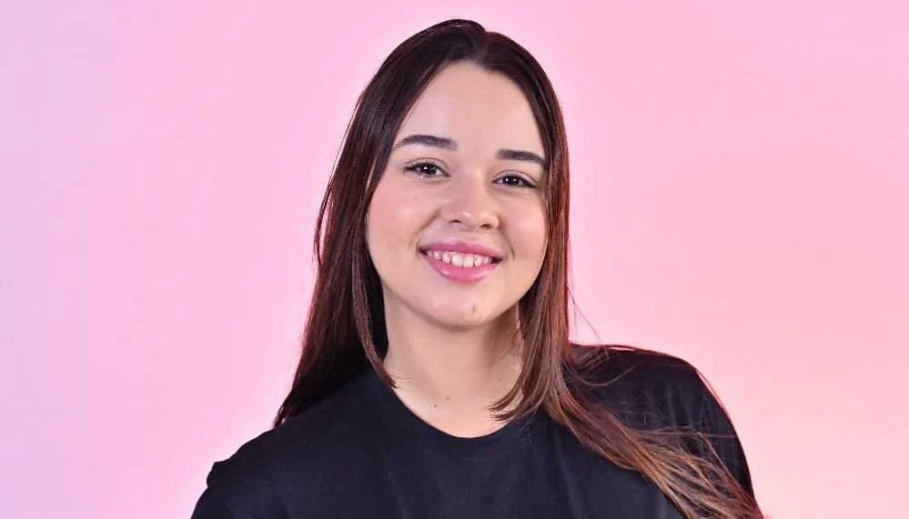 Estudante Laura Martins feliz alcançou a nota 940 na redação do Enem.