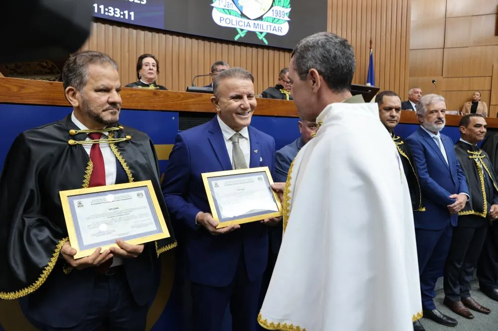 Prefeito Eduardo Siqueira durante cerimônia de entrega do título de Doutor Honoris Causa.
