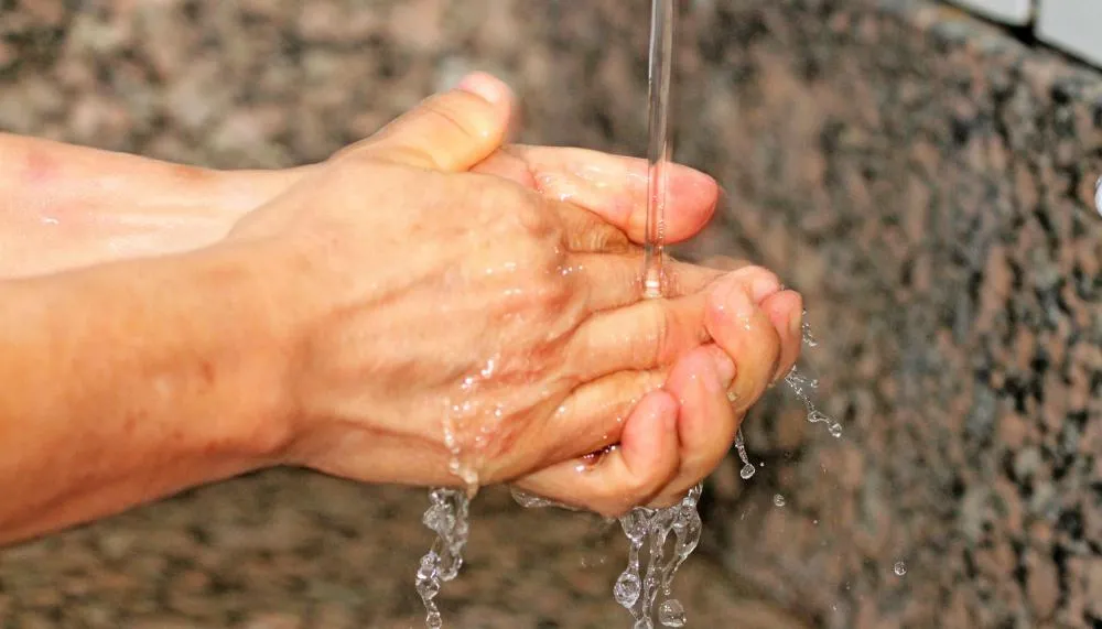 Saneamento básico é fundamental para assegurar condições de vida dignas, saúde pública e preservação de recursos naturais, como água e solo.