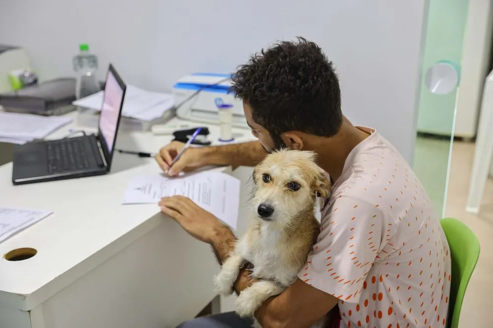 Estudante Adriano Barroso Araújo, 24 anos, que adotou a cadelinha Mel há mais de dois anos, ressalta a facilidade do cadastro pelo site Castra Pet.