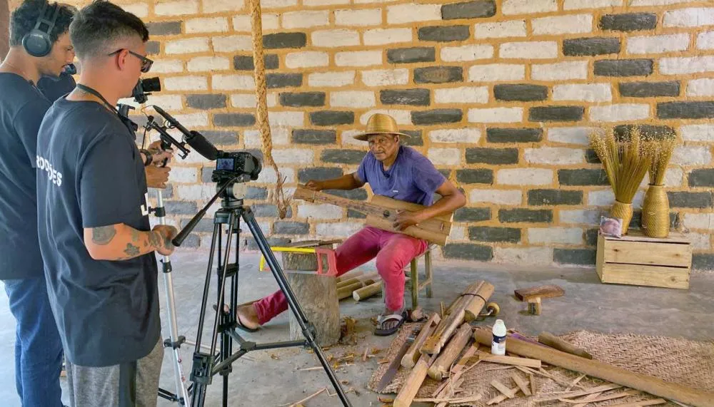 Documentário busca preservar a Viola de Buriti, em homenagem ao seu precursor Maurício Ribeiro, que dedicou a sua vida a preservar e divulgar essa manifestação artística única.