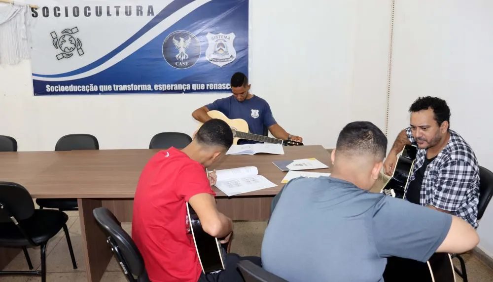Oito adolescentes fazem o curso ofertado pela Seciju.