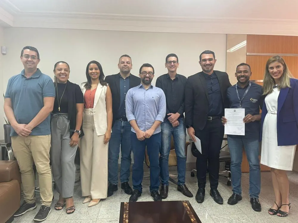 Secretário e técnicos protocolam no Cartório de Registro de Imóveis documentos para regularização do Setor Universitário.