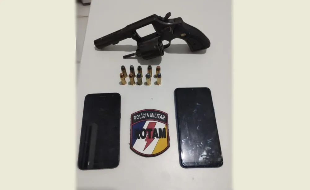 Arma de fogo, munições e aparelhos celulares apreendidos pelos militares com os suspeitos – Foto: Divulgação.