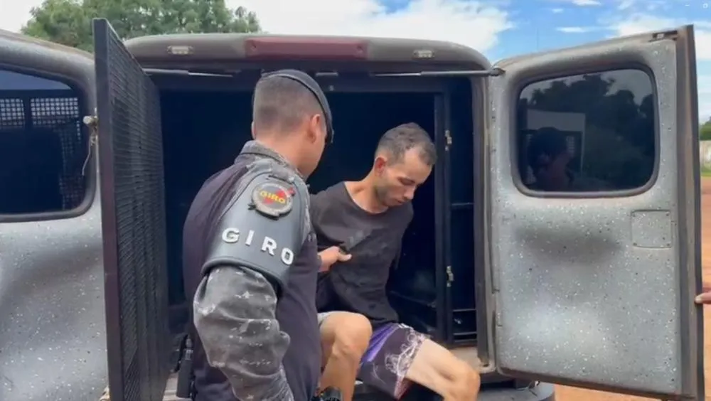 O suspeito foi preso e em seguida conduzido para a delegacia da Polícia Civil – Foto: Allessandro Ferreira.
