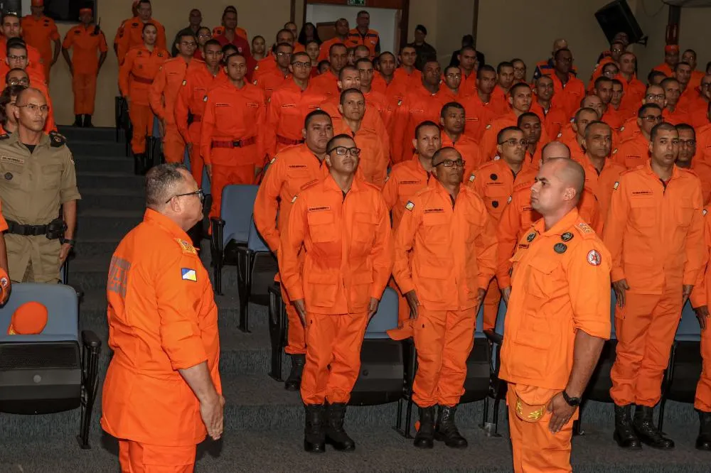 Tenente-coronel Carneiro (Direita), deu início à solenidade com a apresentação da turma para o coronel Ornelas.