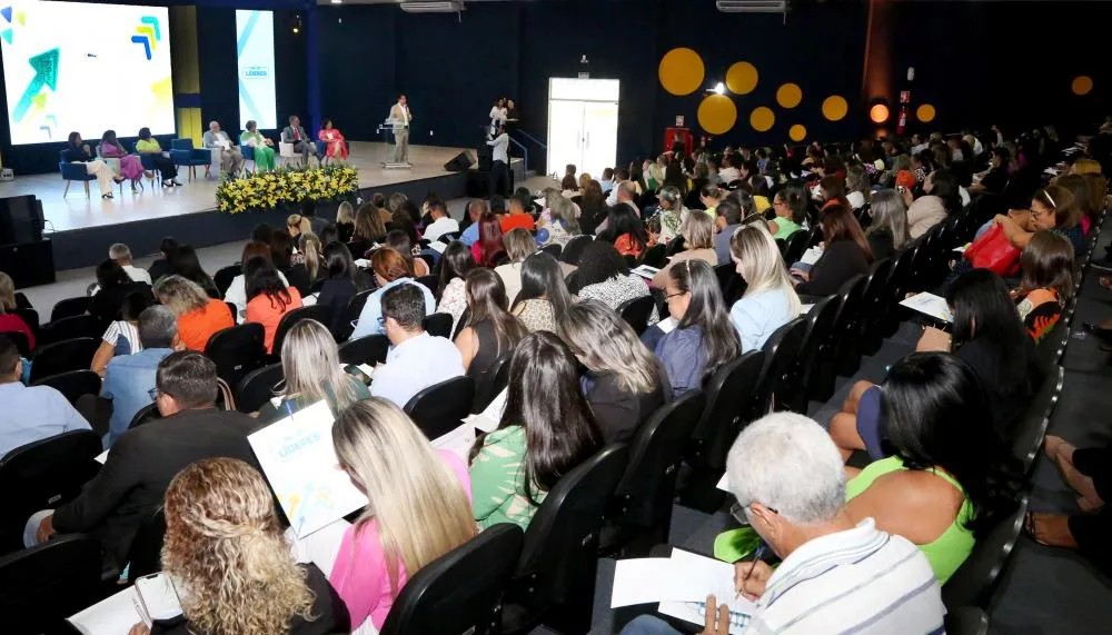 Participam do evento cerca de 1.100 profissionais da educação estadual.