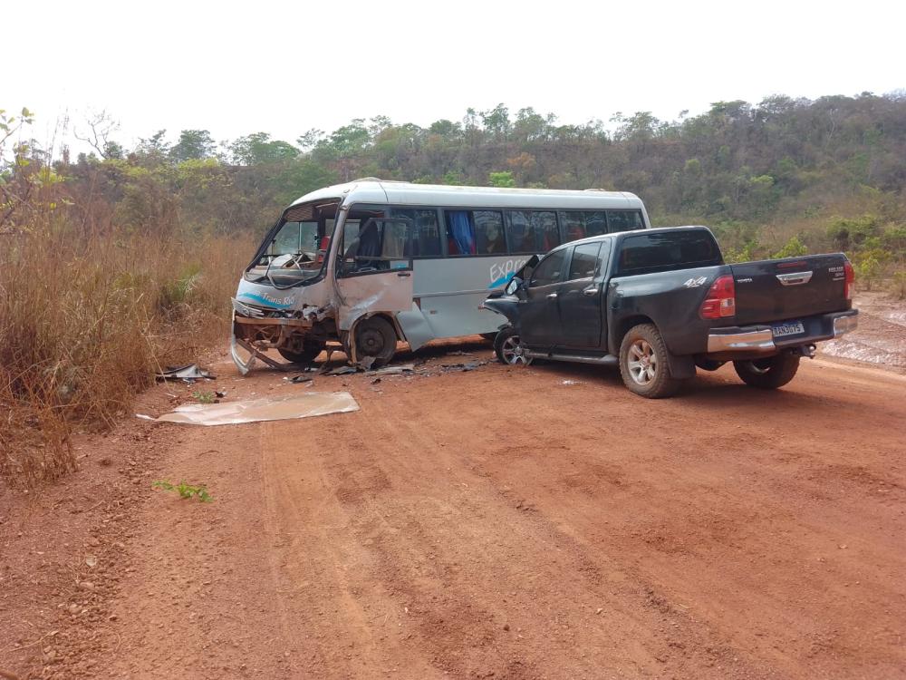 Micro-ônibus e caminhonete bateram de frente em estrada de chão — Foto: PM/Divulgação