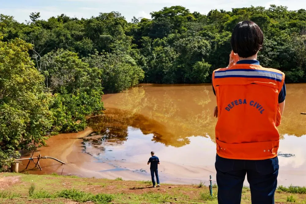 Manchas de óleo se espalharam pelo parque que serve de refugio para pessoas e animais; Município acompanha caso para aplicação de sanções.
