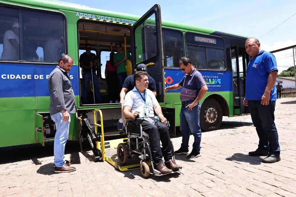 Demonstração do uso de rampa de acessibilidade no transporte coletivo de Palmas.