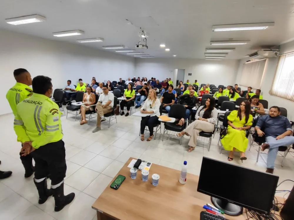 Agentes de trânsito unem forças para promover melhorias na organização do tráfego e no bem-estar da população.