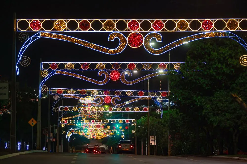 Decoração natalina na Avenida Teotônio Segurado começa a ser retirada esta semana.