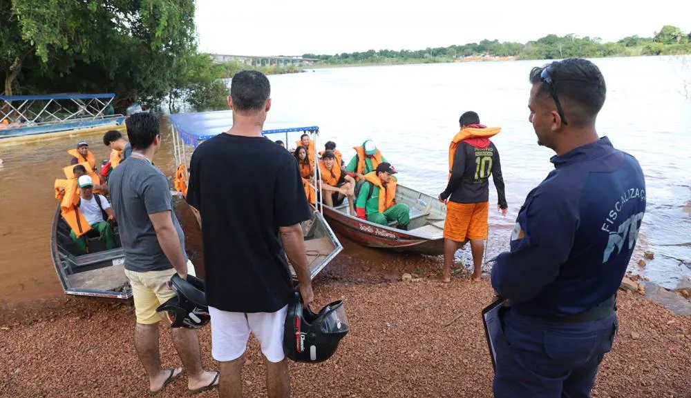 Moradores utilizam embarcações para cruzar o Rio Tocantins com rapidez e segurança.