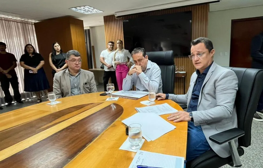 Secretário-executivo, Luciano Lima elenca avanços do SUS tocantinense em reunião com a classe médica.