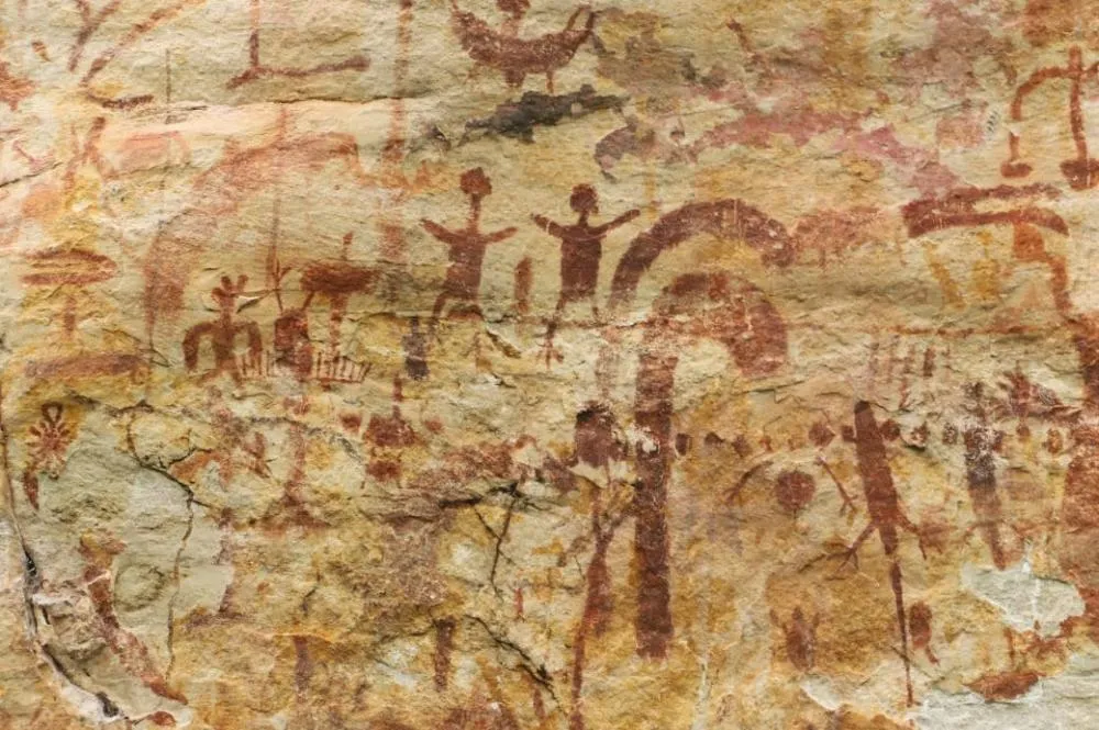 Sítio arqueológico Caititu se caracteriza pela presença de registros rupestres ao longo de 50 metros de um paredão arenítico.