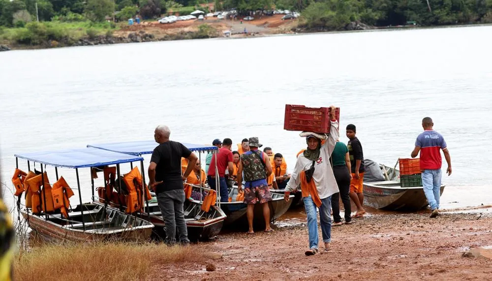 Governo do Tocantins realiza a travessia gratuita entre Aguiarnópolis e Estreito por meio de voadeiras.