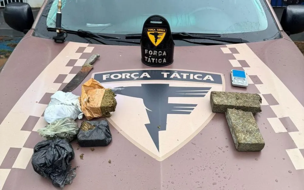 Substância entorpecente análoga à maconha e demais objetos usados na atividade ilícita apreendida pelos policiais militares da Força Tática – Foto: Reprodução.