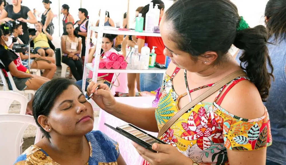 São oferecidos cursos de Hidratação e Escova, Cortes de Cabelos Masculinos, e Designer de Sobrancelhas.