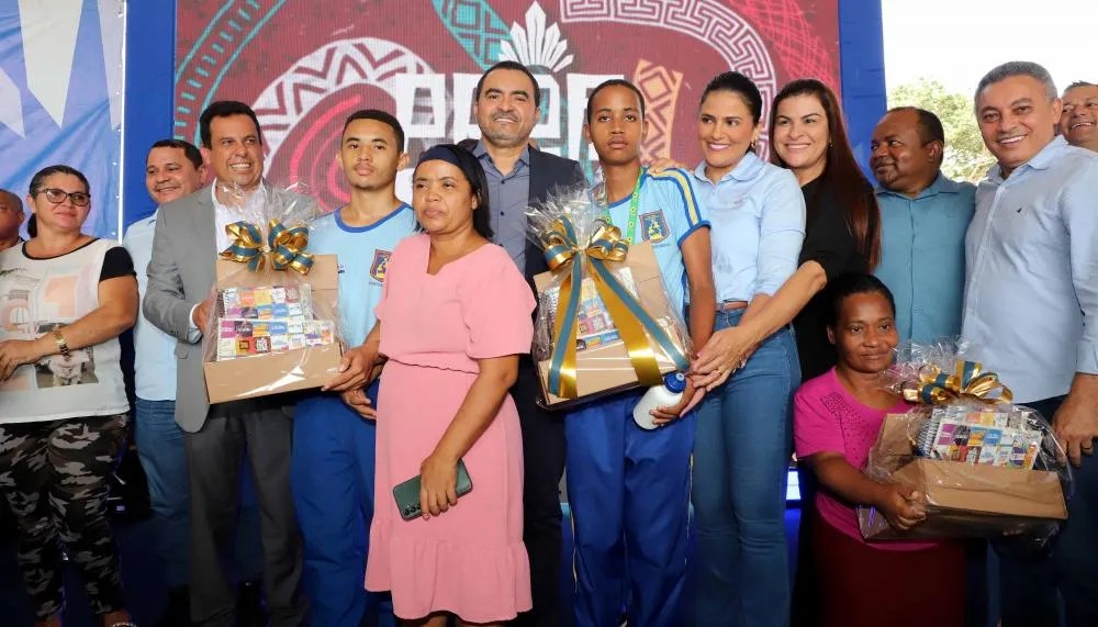 Entrega de kits de material escolar ocorreu na Escola Estadual Cívico-Militar Maria dos Reis Alves Barros, no Jardim Taquari, em Palmas.