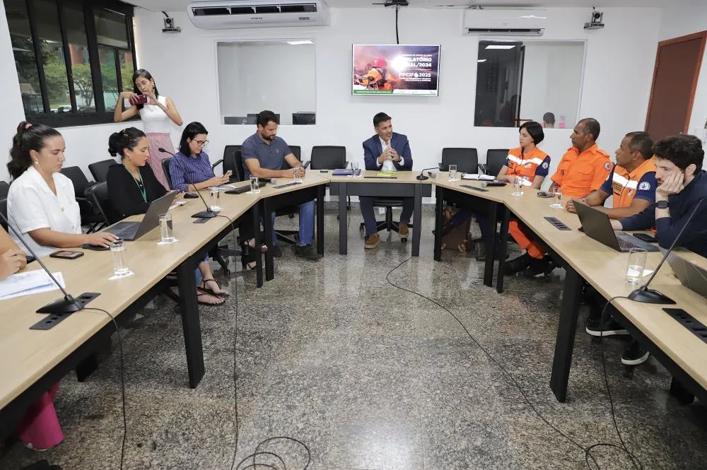 Secretário Marcello Lelis com representantes do Naturatins, Corpo de Bombeiros e Defesa Civil reunidos no CIGMA para planejar ações de prevenção e combate aos incêndios florestais no Tocantins.