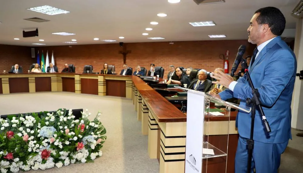 O chefe do Executivo estadual participou da solenidade de posse da nova presidente do Tribunal de Justiça do Tocantins, desembargadora Maysa Vendramini Rosal 