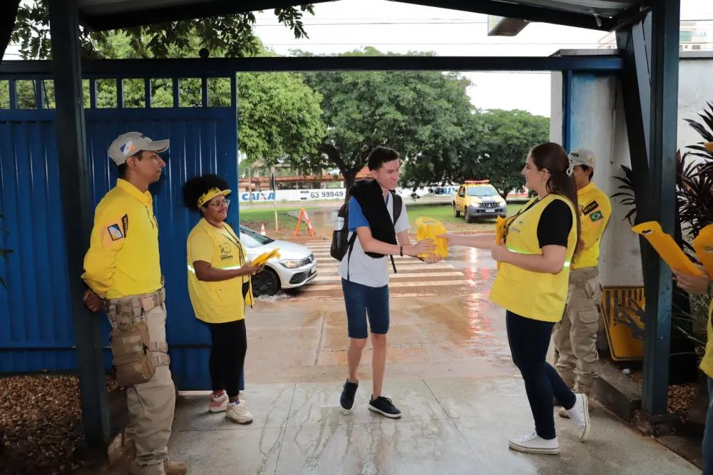 Equipes de educadores e agentes de trânsito do Detran/TO conscientizam condutores, pedestres e alunos sobre a importância de seguir as leis de trânsito.