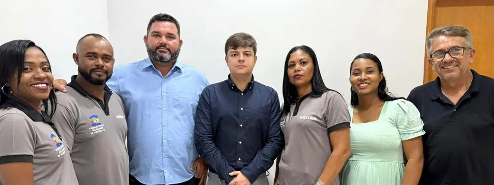 Promotor de Justiça substituto Vicente José Tavares Neto (centro) com equipes da cidade de São Salvador do Tocantins.