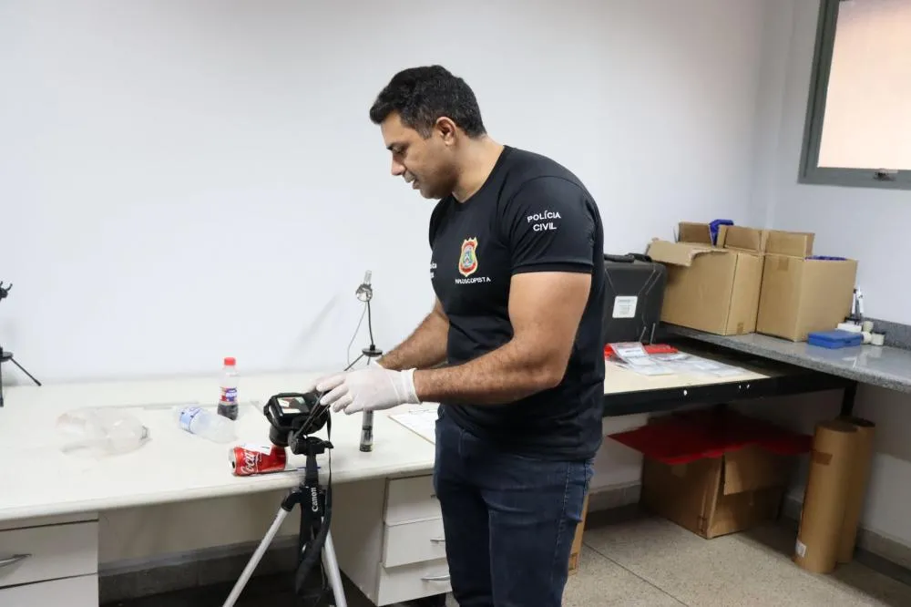 Wiris Pereira Gloria é papiloscopista responsável pelas análises, em laboratório, de objetos retirados de cenas de crime.