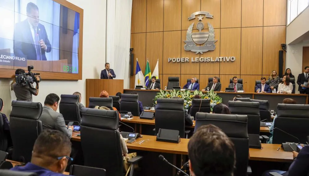 O secretário-chefe da Casa Civil, Deocleciano Gomes, discursa durante a abertura do ano legislativo municipal em Palmas