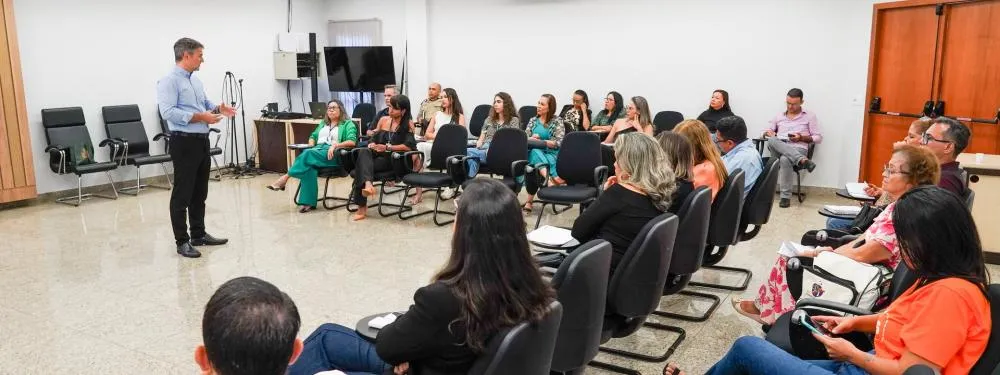 O coordenador do Caopije, Promotor de Justiça Sidney Fiore Júnior, fala aos participantes.