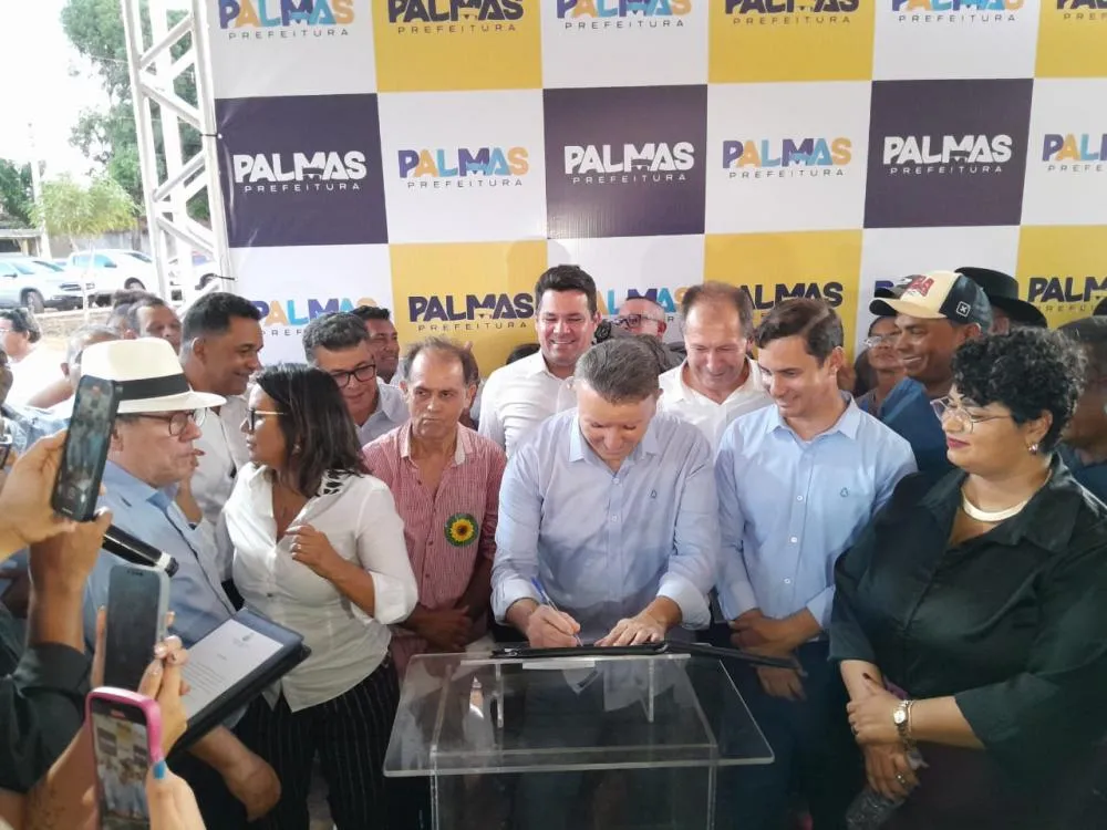Prefeito Eduardo Siqueira Campos durante a assinatura das ordens de serviço, Foto- Redação Notícia Tocantins.