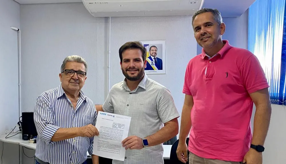 Prefeito de Muricilândia, João Victor Borges Pereira, recebe Termo de Cooperação Técnica na sede da Adapec.