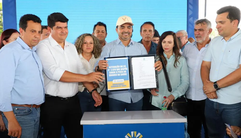 Governador assina ampliação do quadro de servidores da saúde.