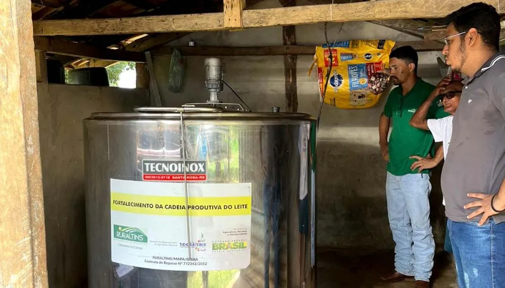 Técnicos do Ruraltins realizam vistoria em tanques de resfriamento entregues na região de Paraíso.